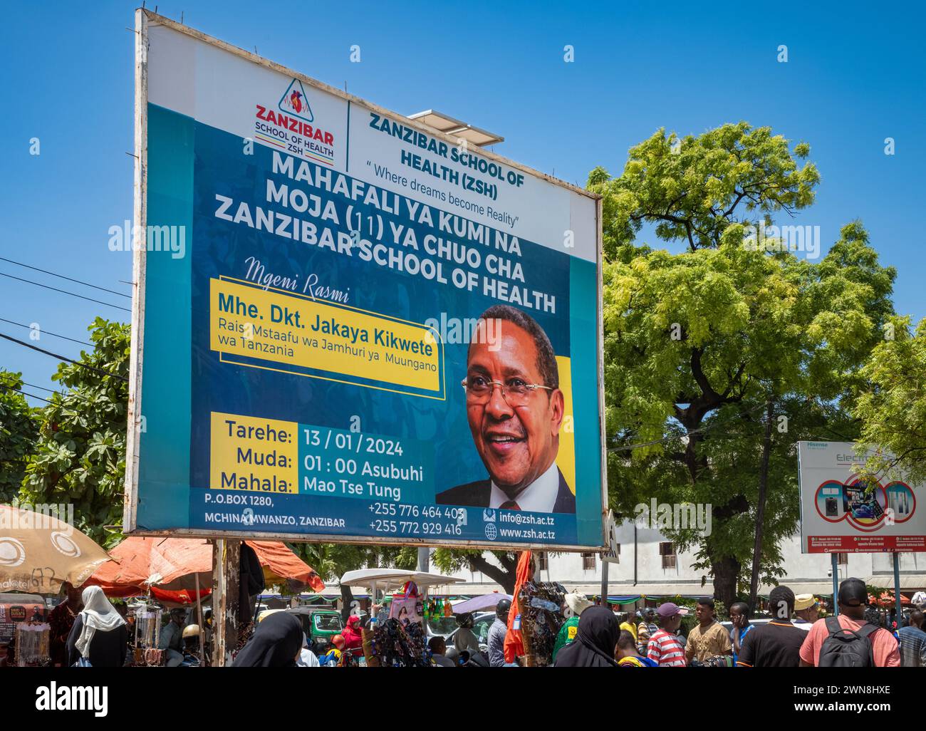 Un accumulo pubblicitario per una scuola di salute che mostra l'ex presidente Jakaya Kikwete, Stone Town, Zanzibar, Tanzania Foto Stock