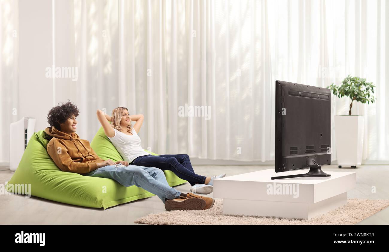 Giovane uomo e donna che si rilassano davanti alla tv in un salotto Foto Stock