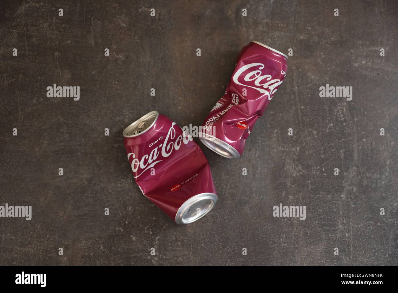 KIEV, UCRAINA - 4 MAGGIO 2023: Bibita analcolica Coca cola lattina di latta con sapore di ciliegia da vicino Foto Stock