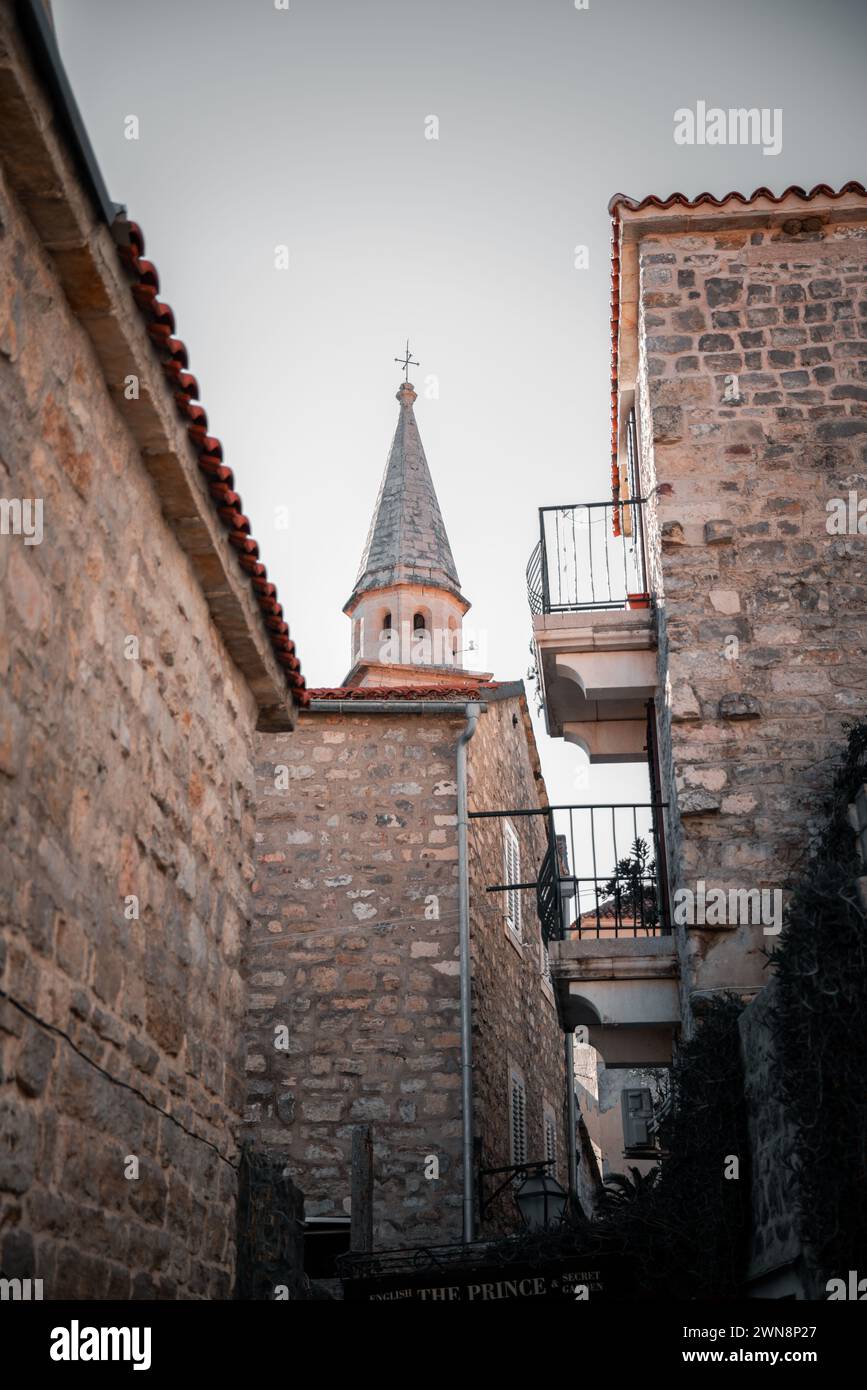 Una verticale delle strade della città vecchia di Budva in Montenegro Foto Stock