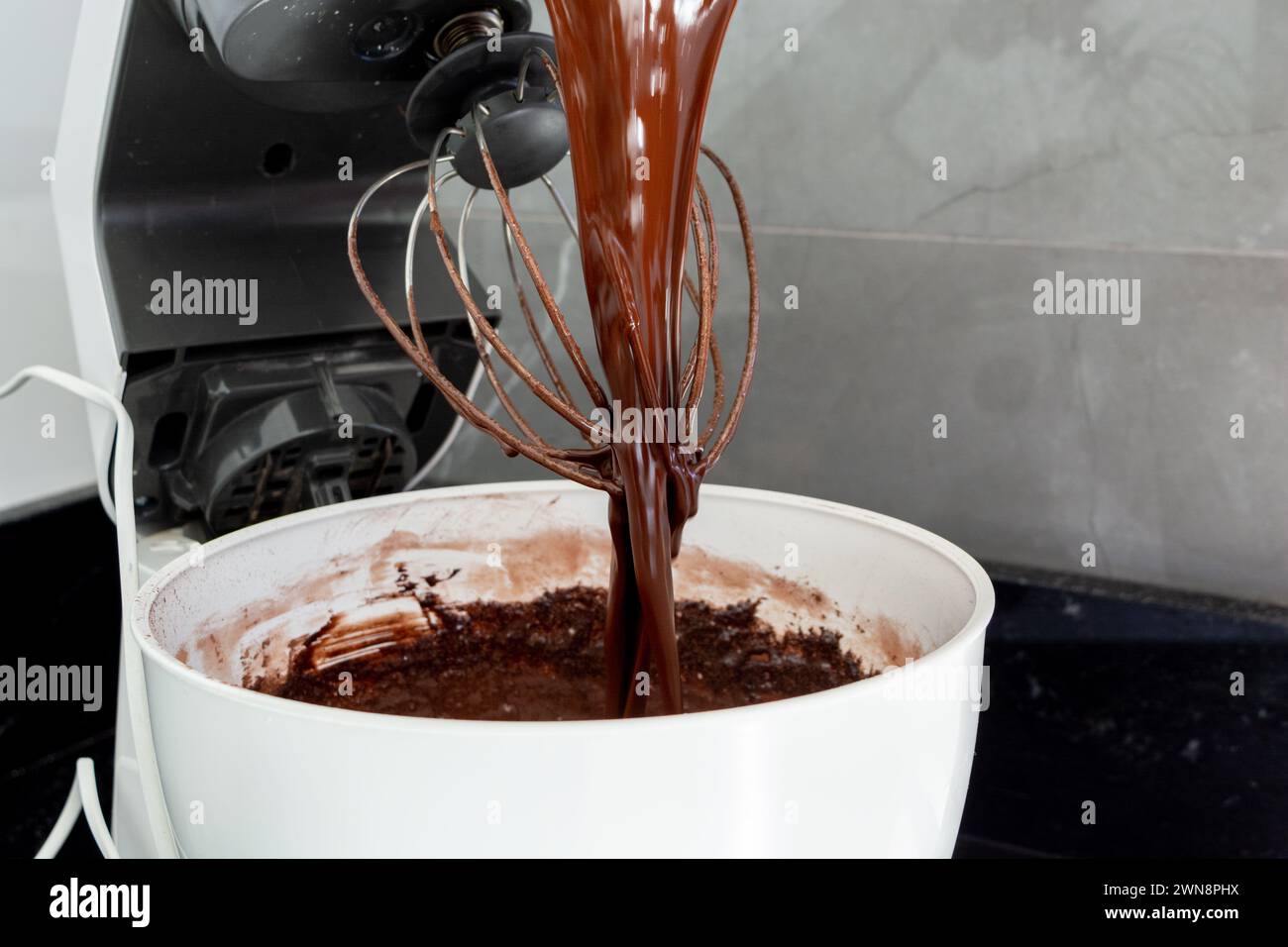 Primo piano di una persona che prepara un mix di brownie al cioccolato Foto Stock