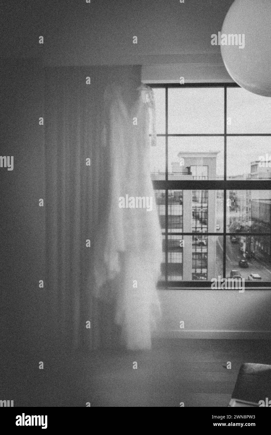 Immagine sgranata dell'abito da sposa appeso Foto Stock