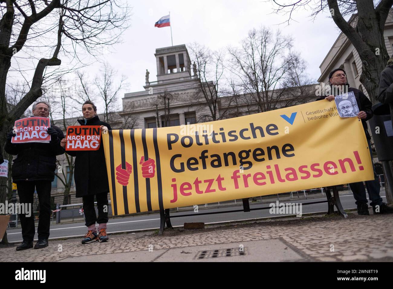 Putin-Gegner demonstrieren a Berlino für die Freilassung des russischen Menschenrechtsaktivisten und Co-Chefs von Memorial Oleg Orlow aus russischer Haft. SIE fordern die Freilassung aller politischen Gefangenen und mehr Demokratie in Russland. / Gli oppositori di Putin manifestano a Berlino per il rilascio dell'attivista russo per i diritti umani e membro del Memorial Oleg Orlow dalla custodia russa. Chiedono il rilascio di tutti i prigionieri politici e più democrazia in Russia. Snapshot-Photography/K.M.Krause *** gli oppositori di Putin manifestano a Berlino per il rilascio di me e attivista russo per i diritti umani Foto Stock