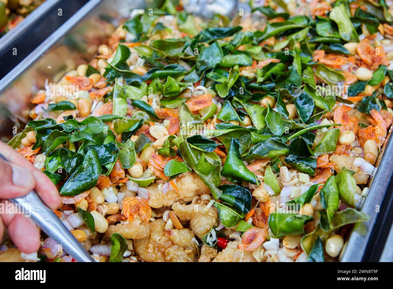 Insalata piccante di spigola fritta con erbe aromatiche Foto Stock