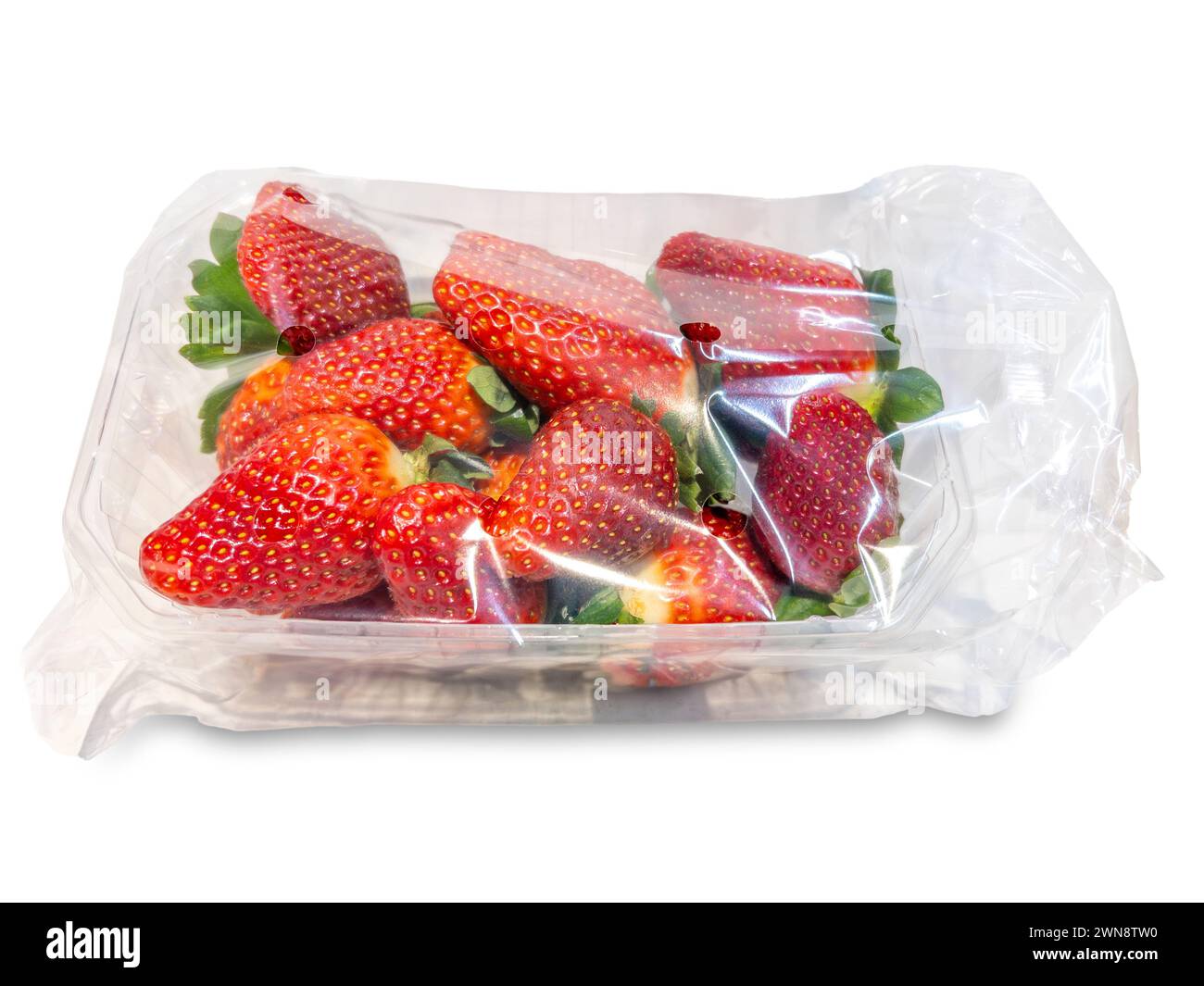 Fragole rosse mature in vassoio di plastica e confezionate in sacchetto di plastica trasparente per la vendita. Isolato su bianco con percorso di ritaglio incluso Foto Stock