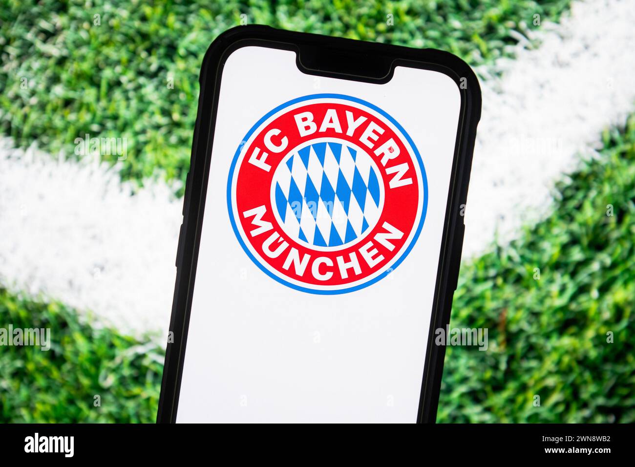 Polonia. 23 febbraio 2024. In questa immagine, il logo di una squadra di calcio del Bayern Monaco visualizzato su uno smartphone. (Credit Image: © Mateusz Slodkowski/SOPA Images via ZUMA Press Wire) SOLO PER USO EDITORIALE! Non per USO commerciale! Foto Stock