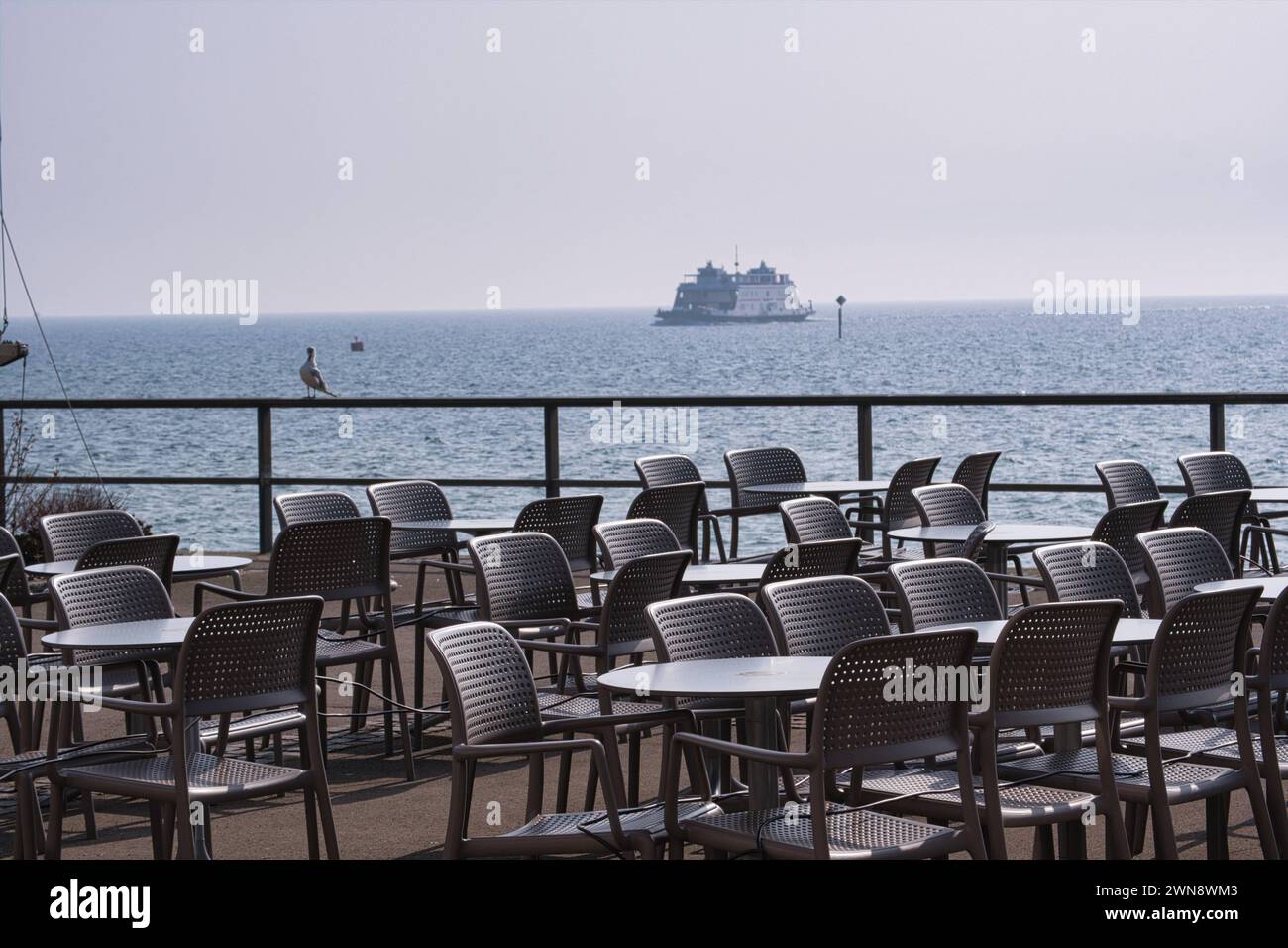 Friedrichshafen, freie Plätze in der Ufergastronomie *** Friedrichshafen, posti a sedere gratuiti nel ristorante sul fiume Foto Stock