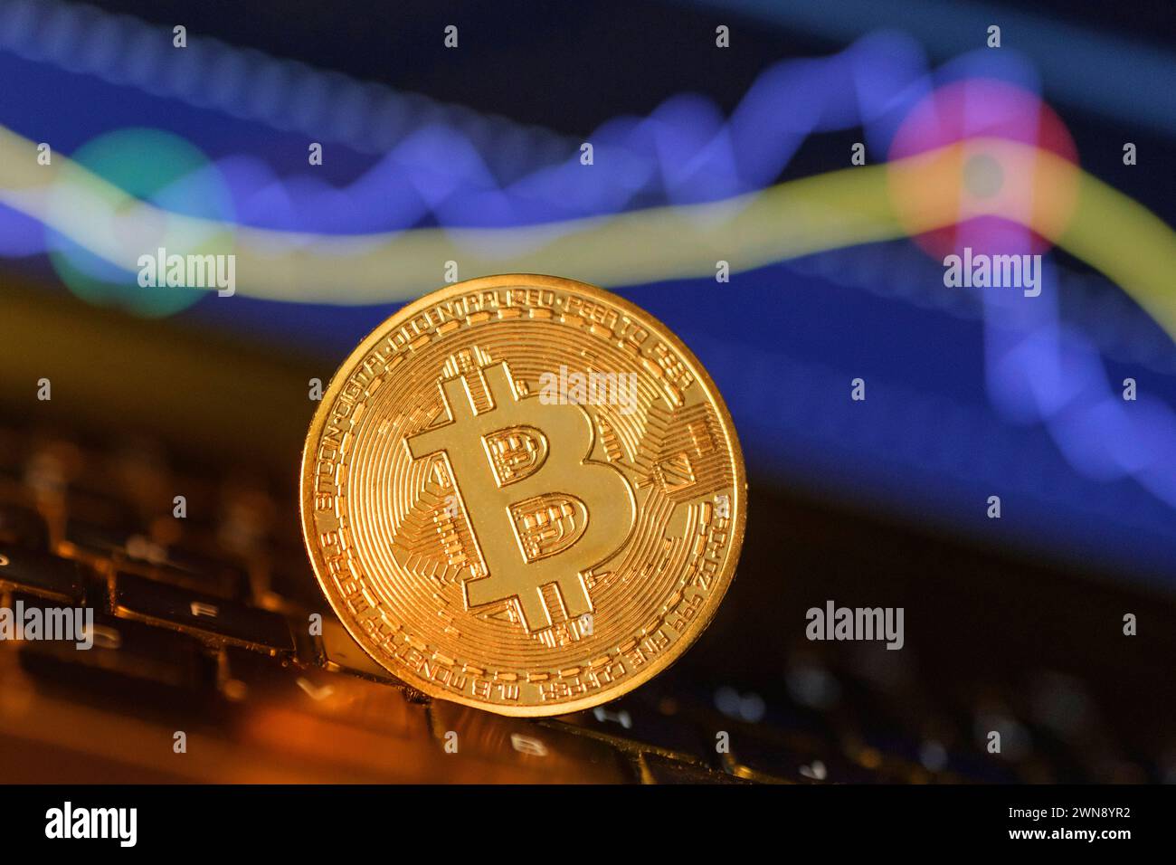 Bitcoin Münze vor einem chart *** Bitcoin Coin davanti a un grafico Deutschland, Germania GMS10863 Foto Stock
