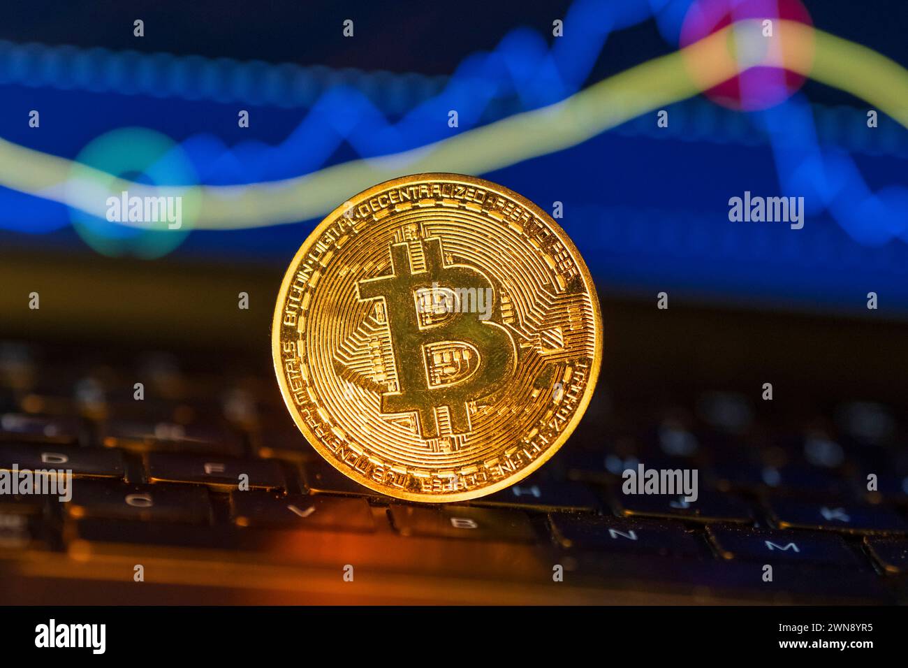 Bitcoin Münze vor einem chart *** Bitcoin Coin davanti a un grafico Deutschland, Germania GMS10862 Foto Stock