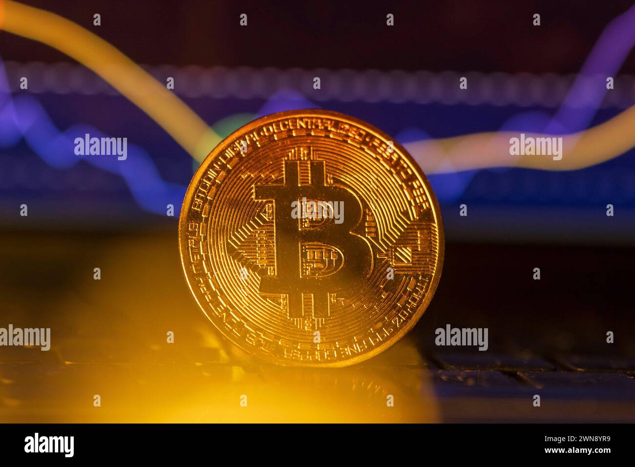 Bitcoin Münze vor einem chart *** Bitcoin Coin davanti a un grafico Deutschland, Germania GMS10861 Foto Stock