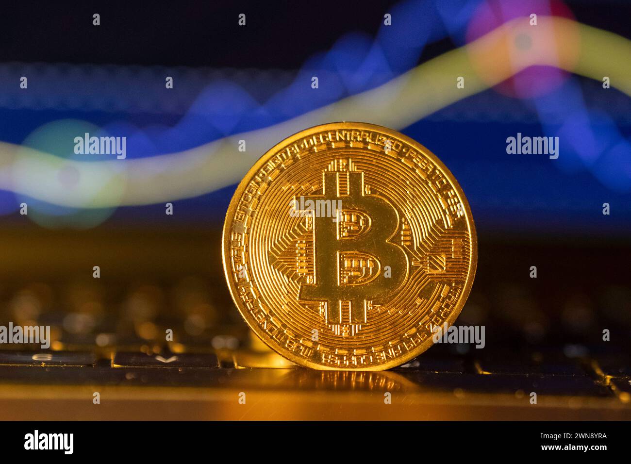 Bitcoin Münze vor einem chart *** Bitcoin Coin davanti a un grafico Deutschland, Germania GMS10864 Foto Stock