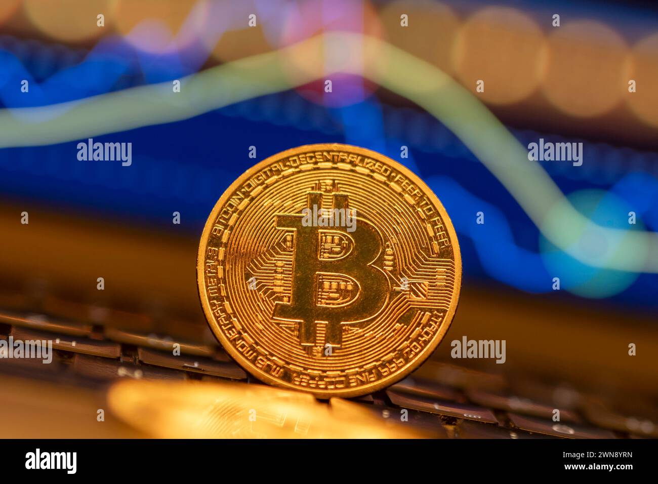 Bitcoin Münze vor einem chart *** Bitcoin Coin davanti a un grafico Deutschland, Germania GMS10870 Foto Stock