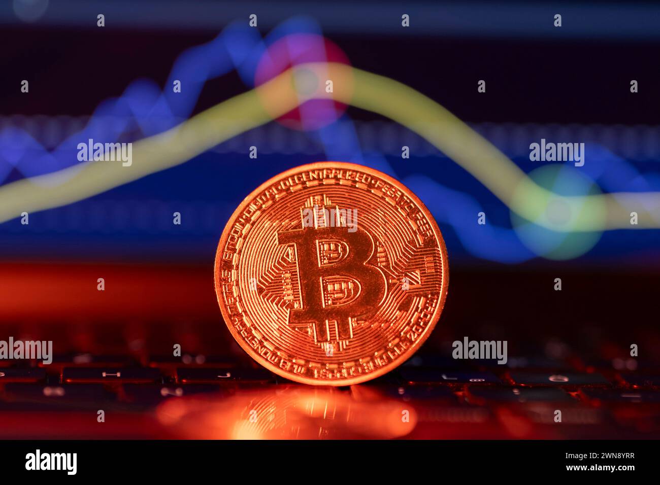 Bitcoin Münze vor einem chart *** Bitcoin Coin davanti a un grafico Deutschland, Germania GMS10869 Foto Stock