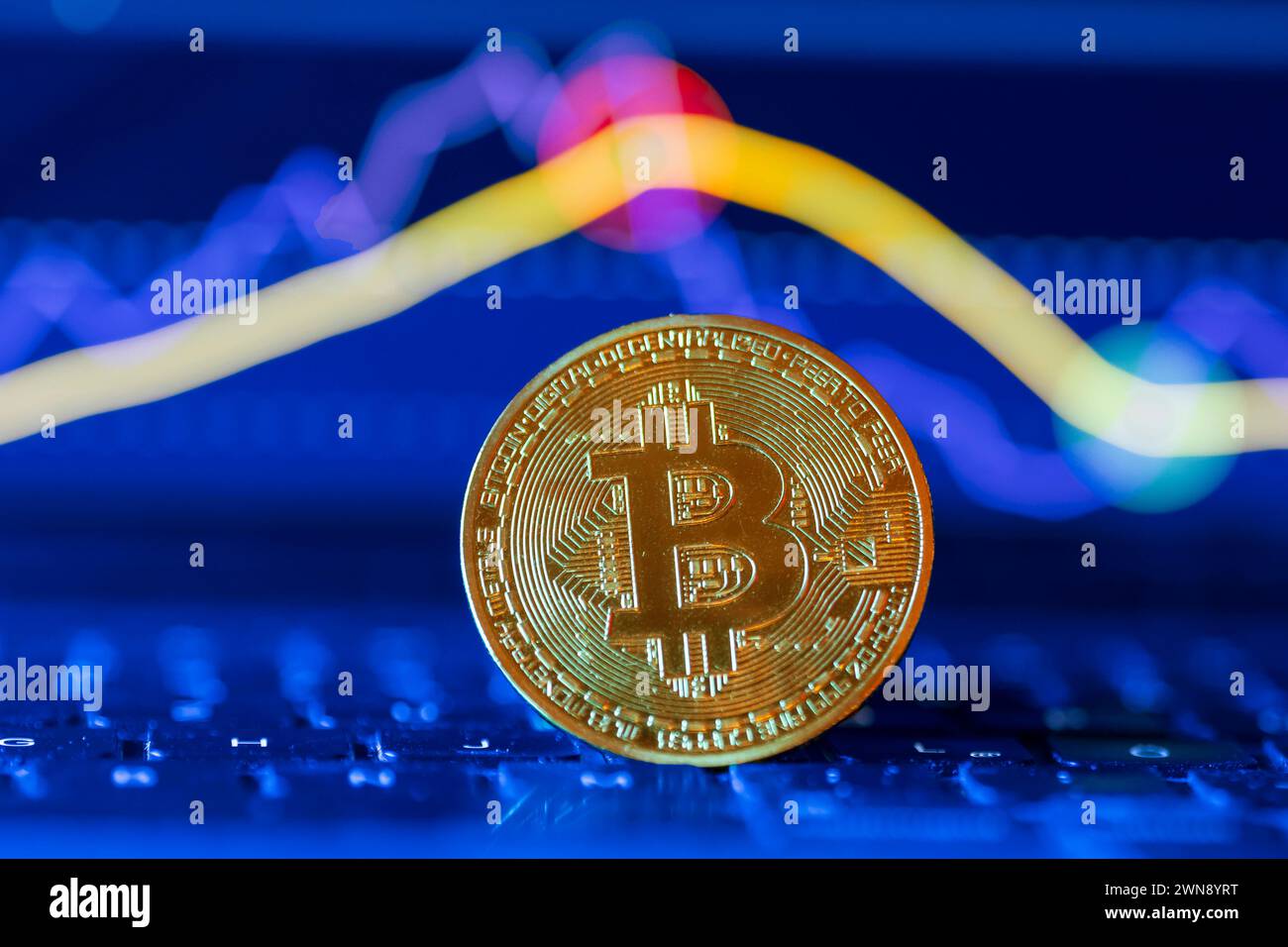 Bitcoin Münze vor einem chart *** Bitcoin Coin davanti a un grafico Deutschland, Germania GMS10868 Foto Stock