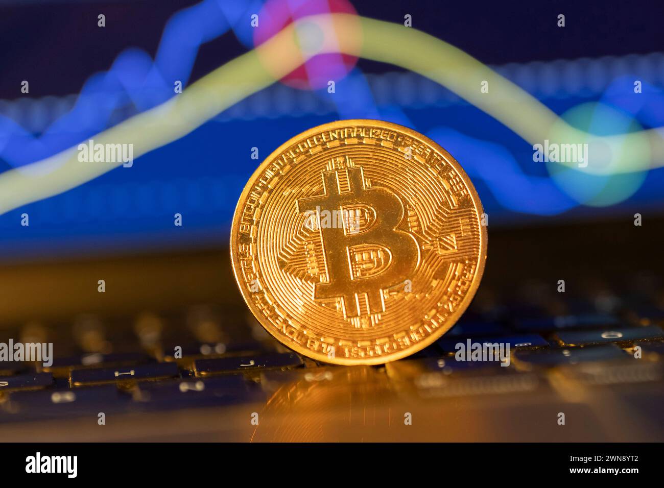 Bitcoin Münze vor einem chart *** Bitcoin Coin davanti a un grafico Deutschland, Germania GMS10867 Foto Stock