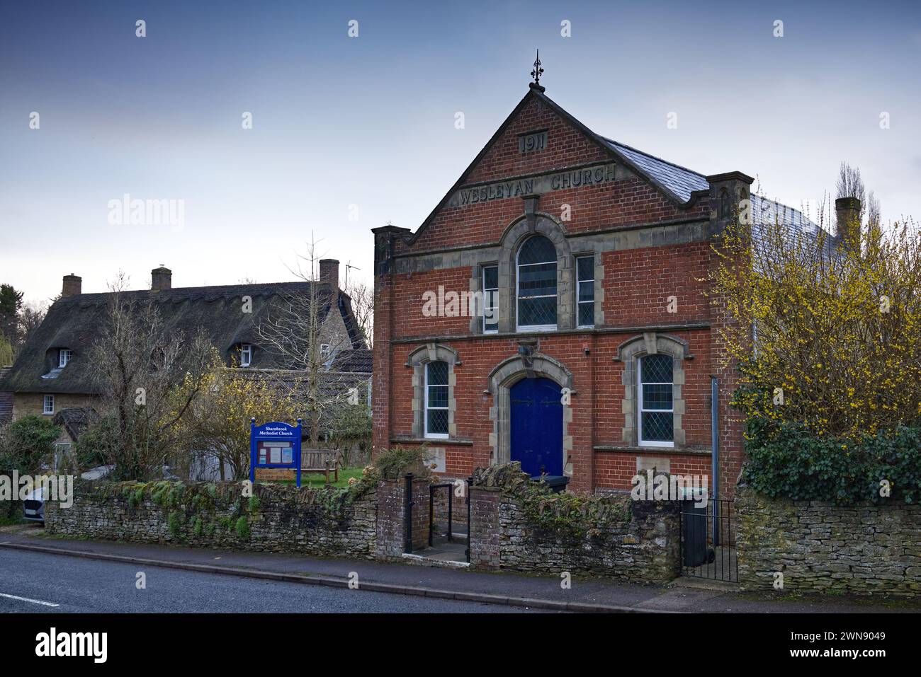 Methodist Church, ex Wesleyan Church, a Park Lane, Sharnbrook, Bedfordshire, Inghilterra, REGNO UNITO. L'edificio e' accanto ad un cottage con tetto di paglia Foto Stock