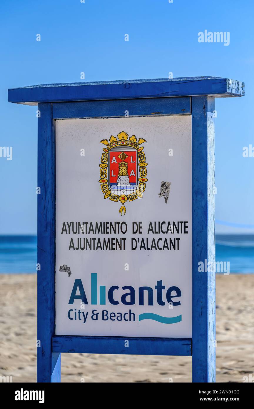 Cartello del governo locale a Playa San Juan, Alicante, Spagna Foto Stock