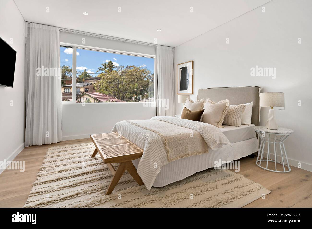 Camera da letto con TV montata sul telaio del letto Foto Stock