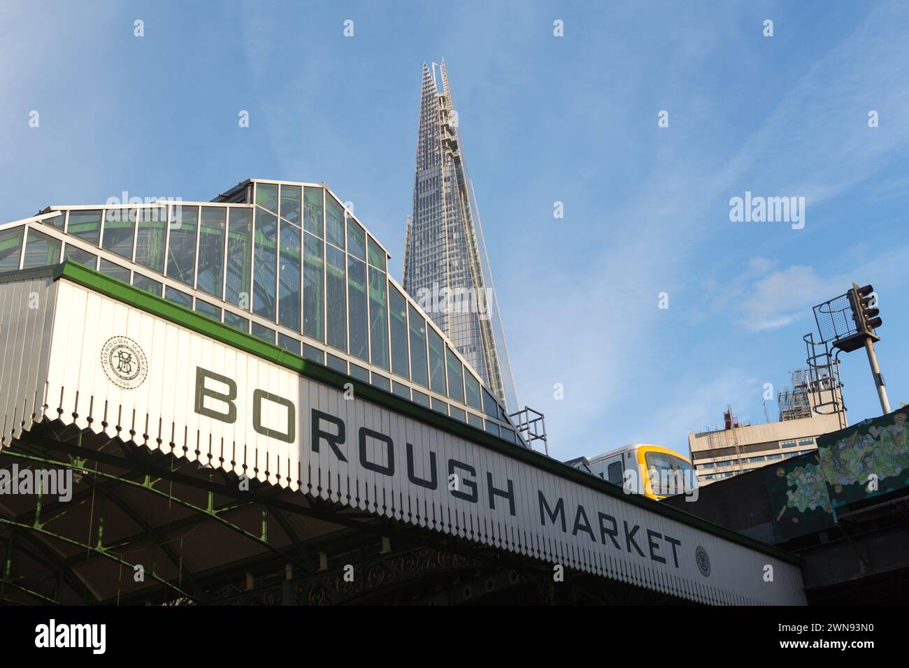 Regno Unito, Londra, Borough Market e The Shard. Foto Stock