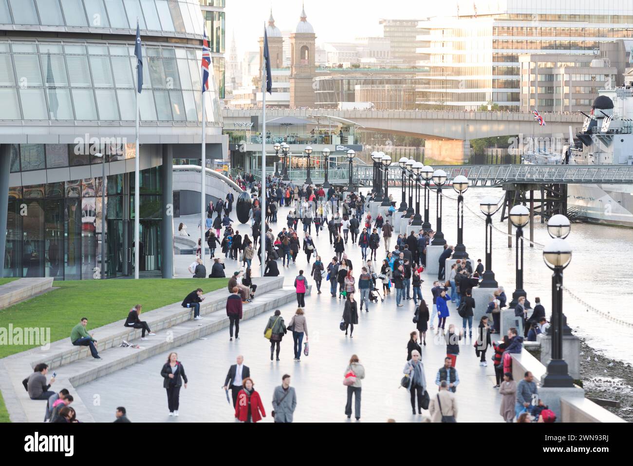 Regno Unito, Londra, The Queen's Walk al City Hall. Foto Stock