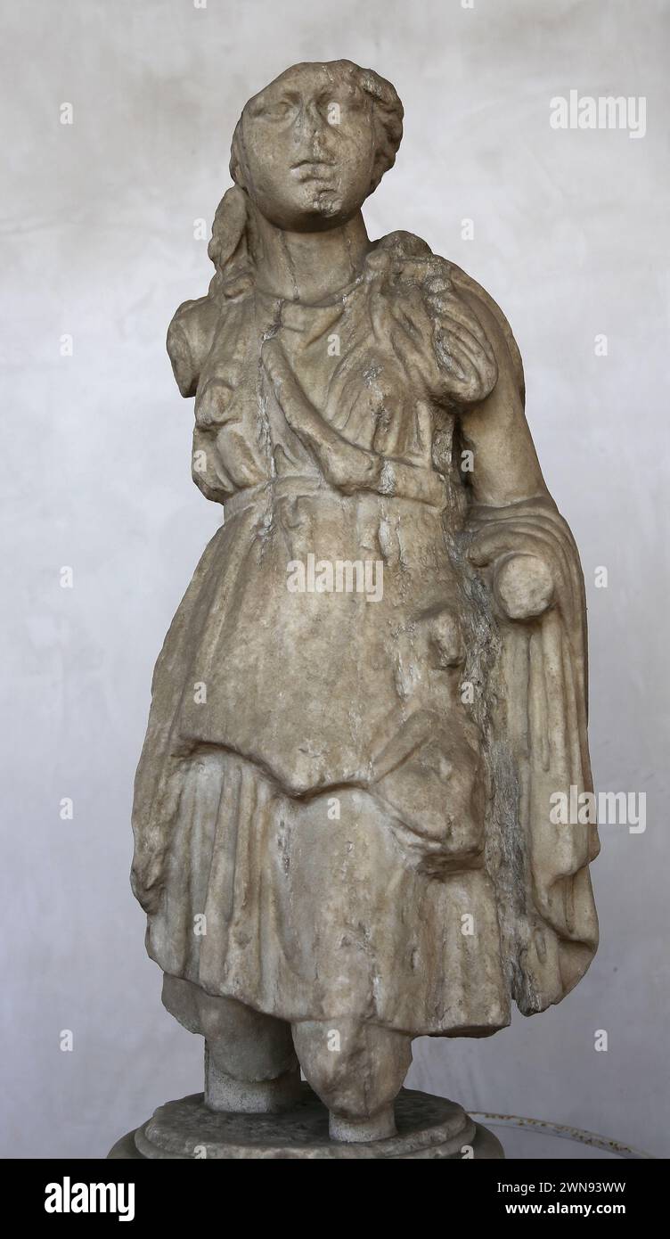 Statuetta romana di una ragazza, rappresentata come Artemide. Marmo autentico. I secolo d.C. Provenienza sconosciuta. Foto Stock
