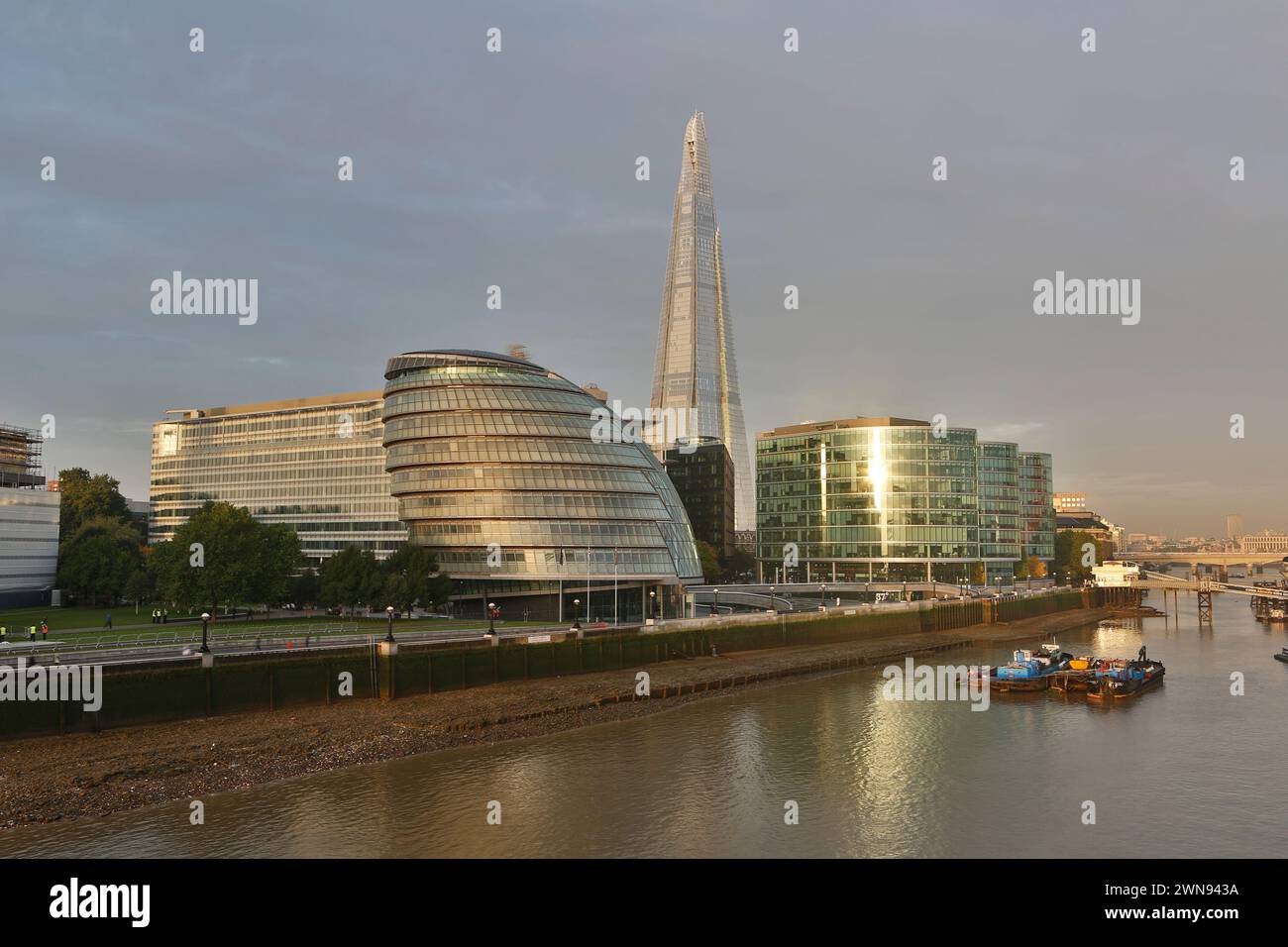 Regno Unito, Londra, Regno Unito, Londra, The Queen's Walk, Shard e il municipio. Foto Stock