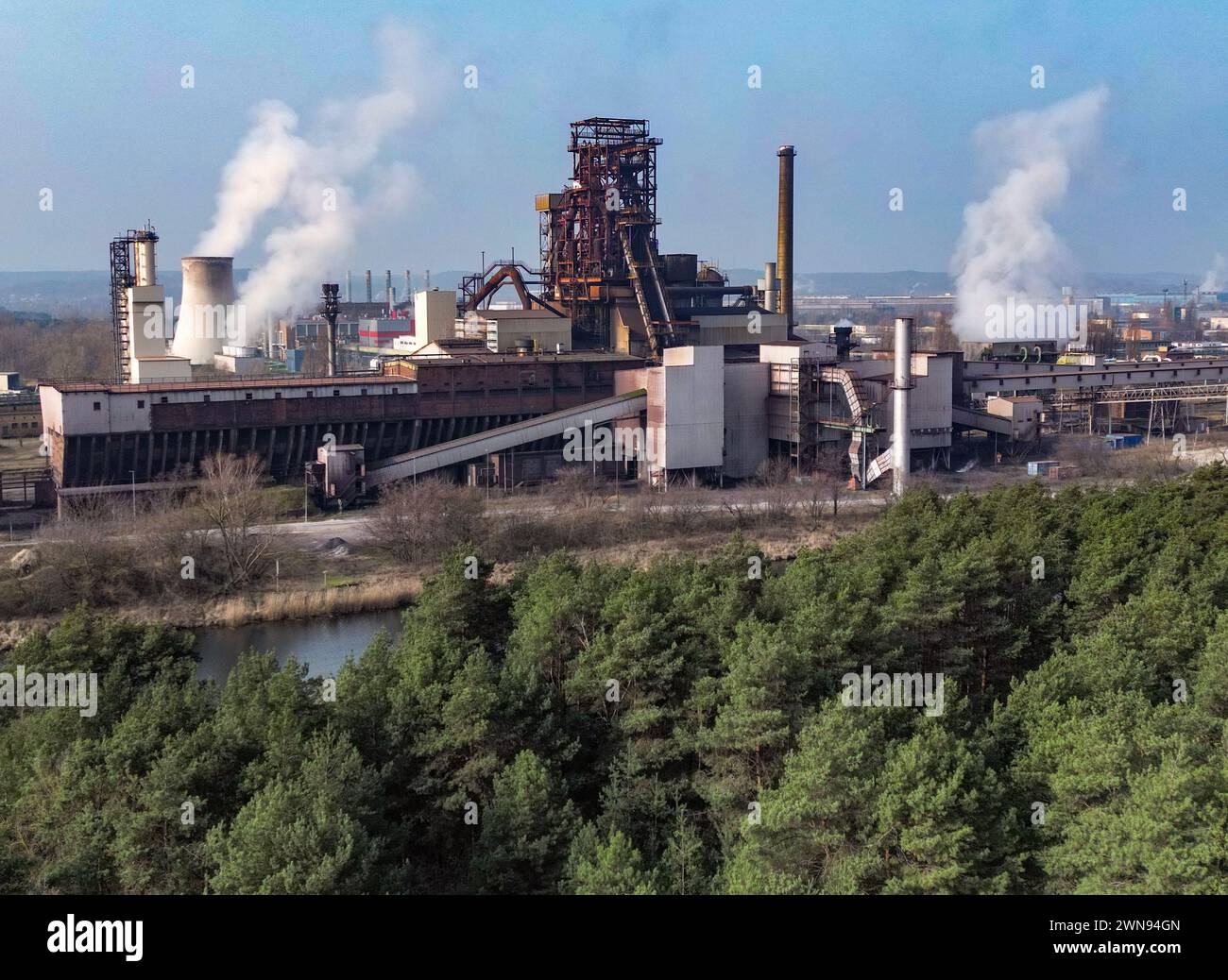 2 marzo 2024, Brandeburgo, Eisenhüttenstadt: Altoforno nei locali della ArcelorMittal Eisenhüttenstadt GmbH (vista aerea con drone). Lo stesso giorno, il ministro del Brandeburgo, il presidente Woidke (SPD), e il ministro degli affari economici del Brandeburgo Steinbach (SPD), visitarono il nuovo amministratore delegato di ArcelorMittal Brema e Eisenhüttenstadt, Thomas Bünger. In seguito all'approvazione dell'UE per la promozione della produzione di acciaio a impatto climatico zero presso la sede di Arcelor Mittal di Eisenhüttenstadt, l'azienda sta lavorando alle prossime fasi della sua trasformazione. Foto: Patrick Pleul/dpa Foto Stock