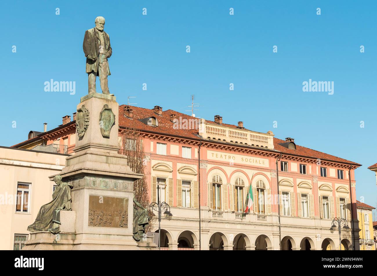 Biella, Piemonte, Italia - 30 gennaio 2023: Monumento a Quintino Sella, di fronte al teatro sociale Villani, nel centro di biella. Foto Stock