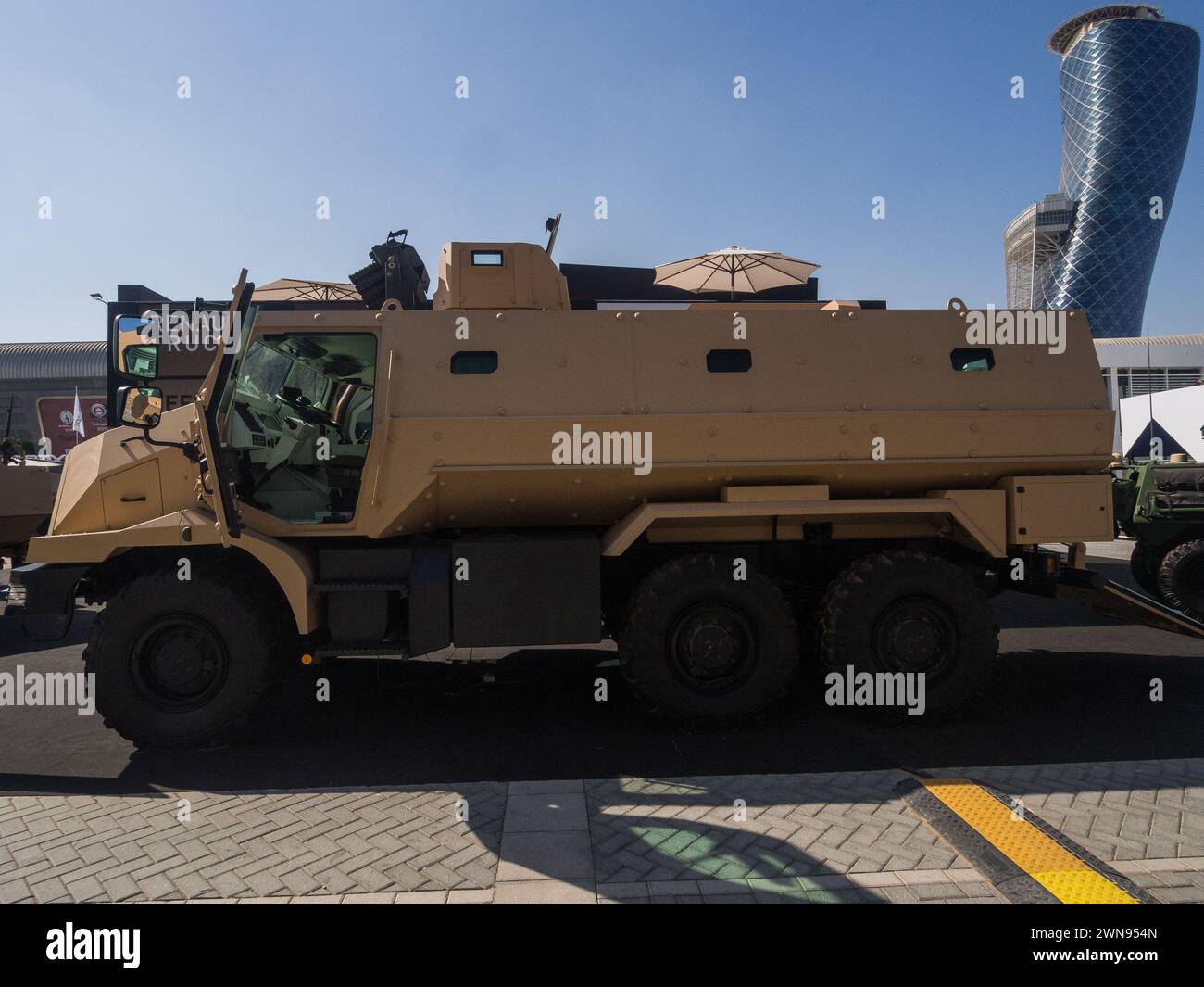 Abu Dhabi, Emirati Arabi Uniti - 25 febbraio 2015: Renault Trucks Defense Higuard è un veicolo medio blindato ad alta mobilità con FOTOCAMERA DIGITALE IDEX 2015 Foto Stock