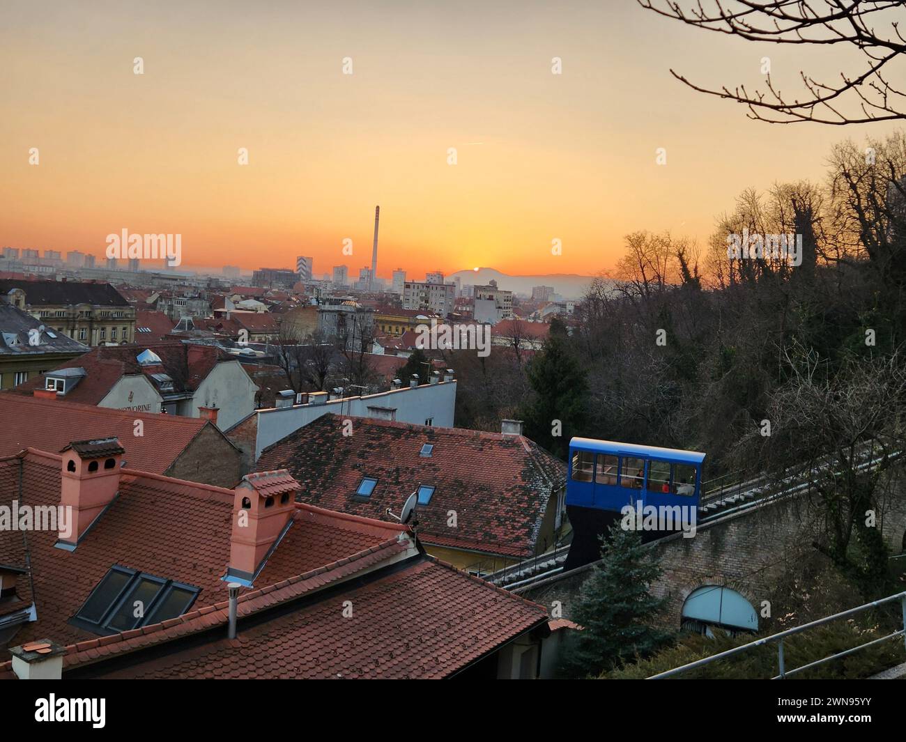 Splendida foto dell'ora dorata del tramonto a Zagabria, Croazia Foto Stock