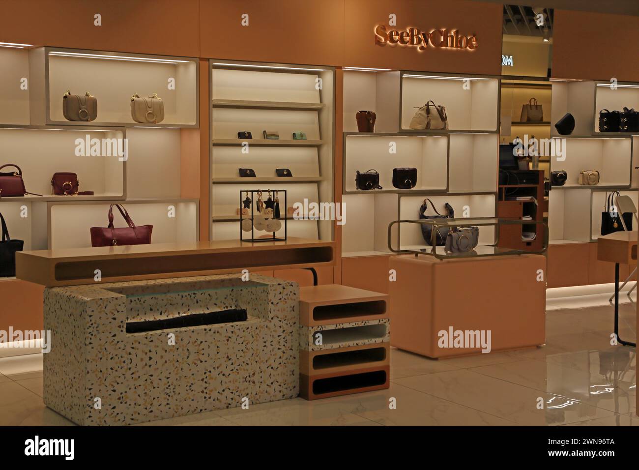 Atene Grecia Aeroporto Internazionale di Atene (AIA) Eleftherios Venizelos SEE by Chloe Fashion Outlet Borse in pelle esposte Foto Stock