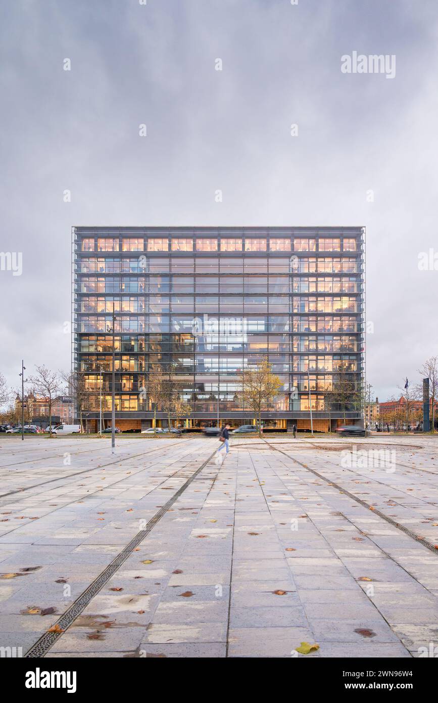 Copenaghen, Danimarca - sede centrale di Nykredit di Schmidt Hammer Lassen, di fronte alla piazza pubblica al crepuscolo Foto Stock