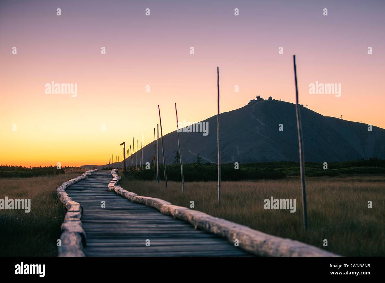 Sentiero escursionistico vuoto nelle montagne di Krkonose. Monte Snezka all'alba. Foto Stock