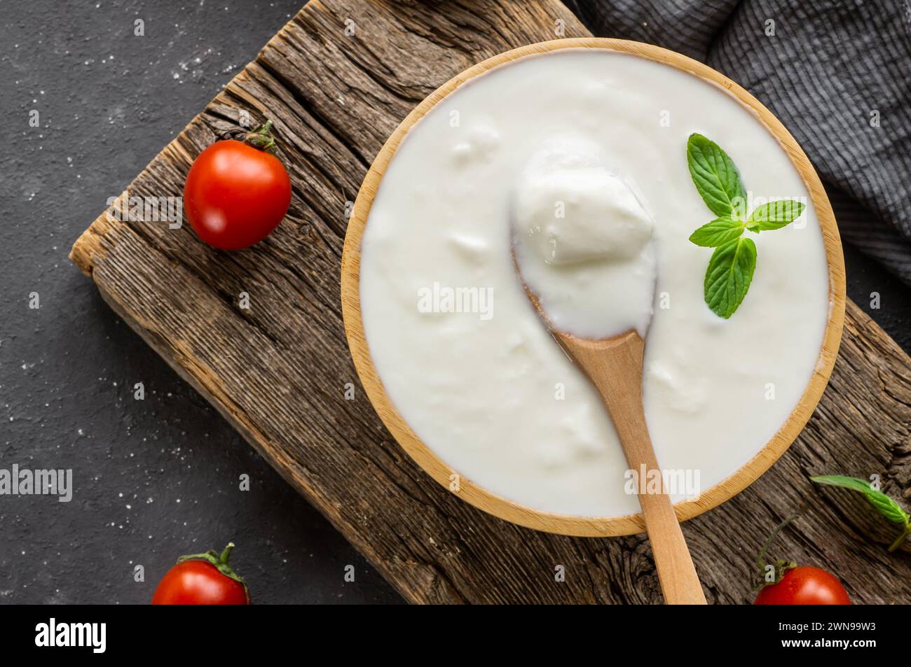 Yogurt fatto in casa con panna in ciotola su tavola rustica, cibo sano Foto Stock
