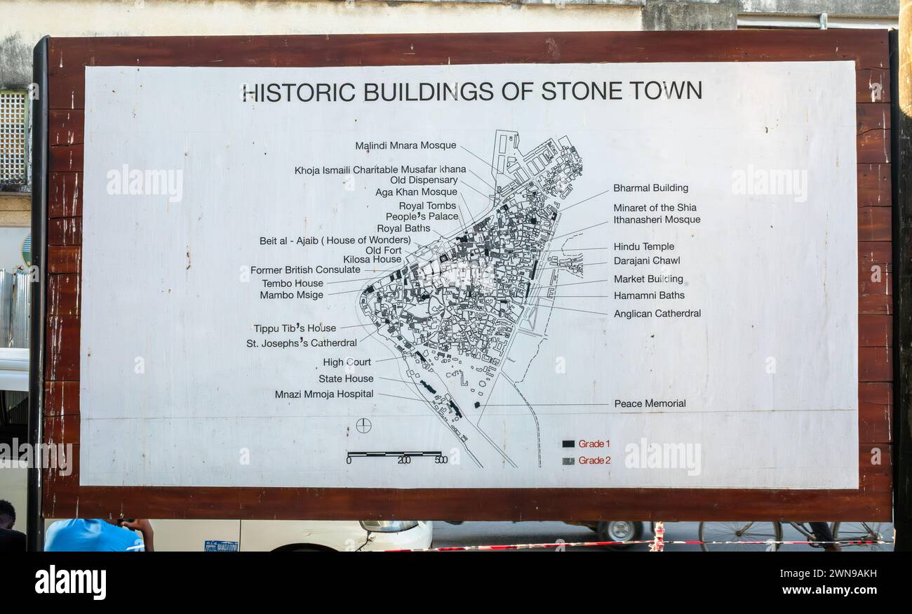 Una bacheca informativa che mostra una mappa degli edifici storici di Stone Town, Zanzibar, Tanzania Foto Stock