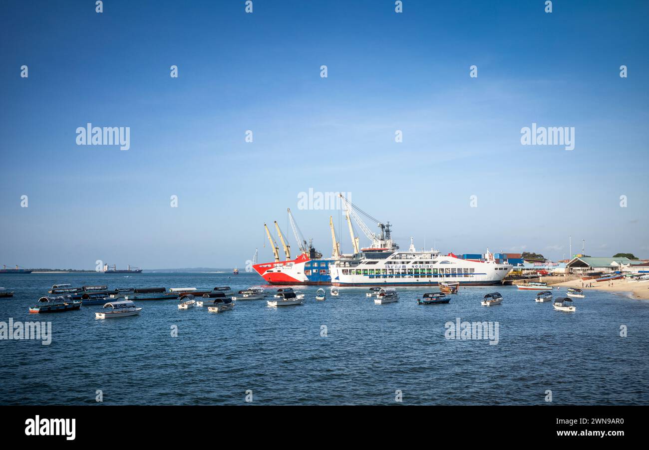 Il traghetto Ikraam 1 RO/RO-Passenger Ship operato da Ikraam Sealine nel porto di Stone Town, Zanzibar, Tanzania. Foto Stock