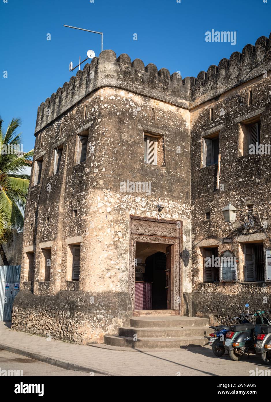 L'ingresso principale al vecchio forte di Stone Town, Zanzibar, Tanzania Foto Stock