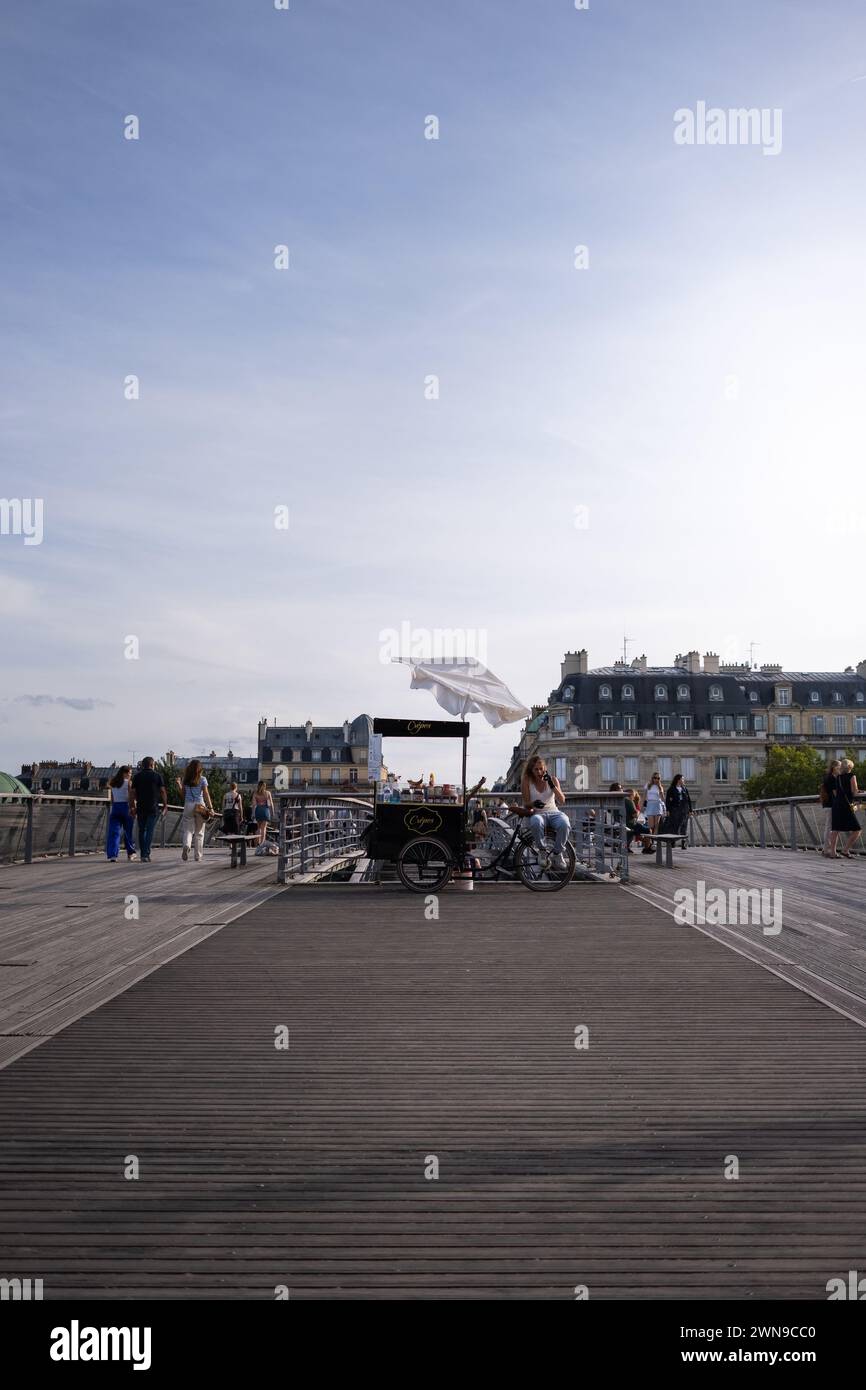 Un gruppo di individui che attraversano un ponte. Parigi, Francia Foto Stock