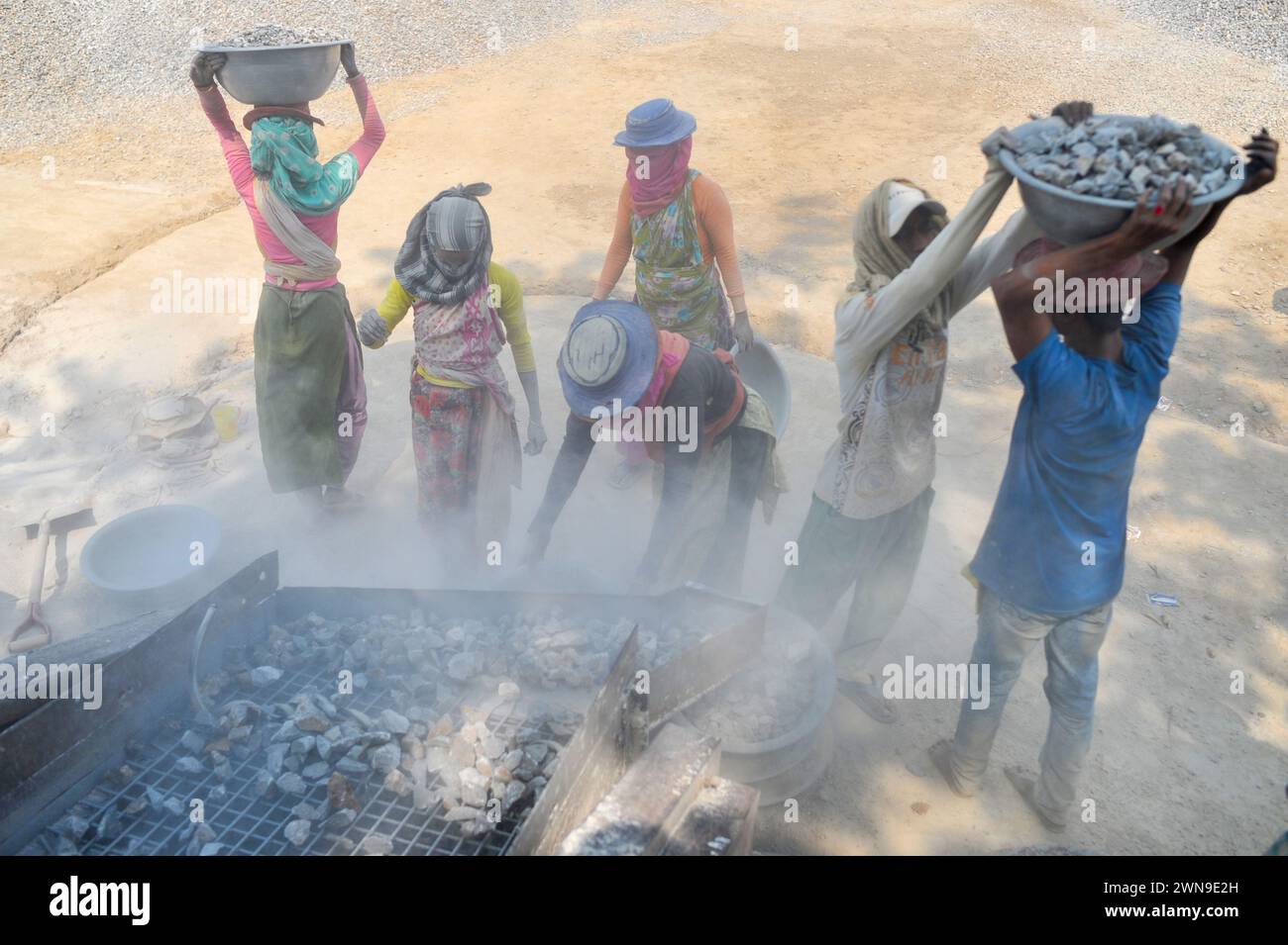 I lavoratori maschi e femmine stanno rompendo pietre LC con una macchina frantumatrice nell'area di Bholaganj, nota come lo "Stato della pietra" di Sylhet Companyganj Upazila. Questi lavoratori la cui salute è a rischio, guadagnano 500-600 taka alla fine della giornata. Circa 2000 lavoratori sono impiegati in più di duecento macchine frantumatrici, e pietre che valgono 3-5 rupie vengono rotte ogni giorno. Sylhet-Bangladesh. Foto Stock