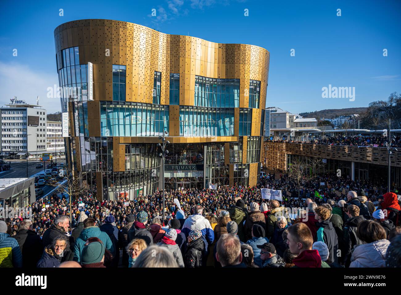 Grande folla di fronte a un edificio moderno durante una manifestazione politica, Demonstration, Doepperberg, Elberfeld, Wuppertal, Bergisches Land, nord Foto Stock