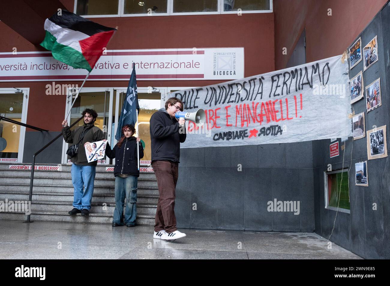 Foto Alessandro Cimma/LaPresse 11-12-2023 Milano, Italia.Universit&#xe0; Bicocca. Flash mob "dalle universit&#xe0;, fermiamo bombe e manganelli". Foto Alessandro Cimma/LaPresse 11-12-2023 Milano, Italia. Università Bicocca. Flash mob "dalle università, fermiamo bombe e manichini". Foto Alessandro Cimma/LaPresse 11-12-2023 Milano, Italia. Universit&#xe0; Bicocca. Flash mob "dalle universit&#xe0;, fermiamo bombe e manganelli". Foto Alessandro Cimma/LaPresse 11-12-2023 Milano, Italia. Università Bicocca. Flash mob "dalle università, fermiamoci Foto Stock