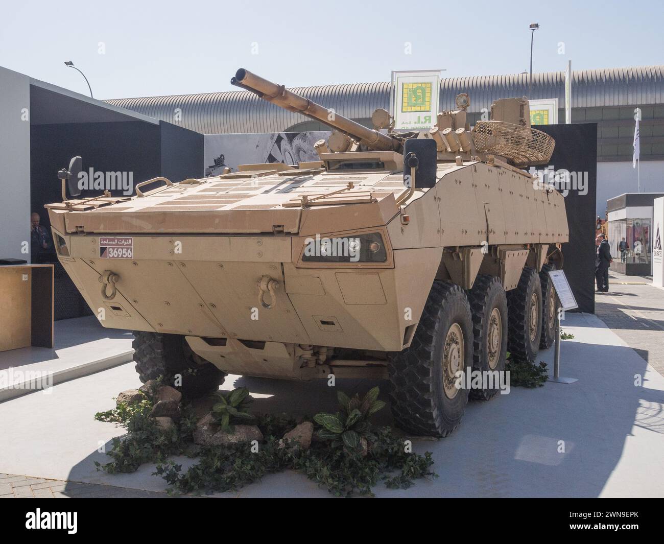 Abu Dhabi, Emirati Arabi Uniti - 25 febbraio 2015: Patria AMV con torretta BMP-3 all'IDEX 2015 Foto Stock