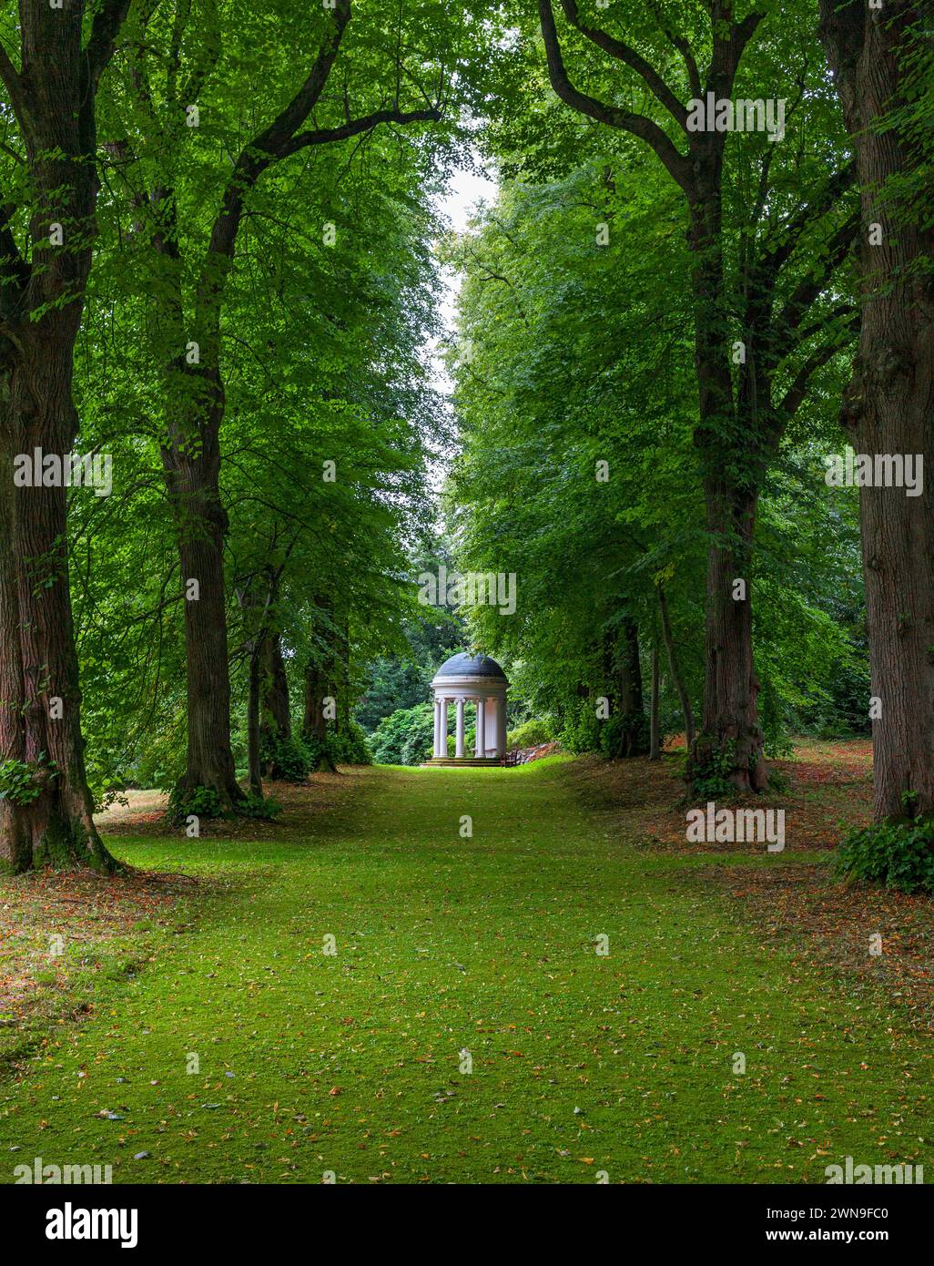 Il tempio neo-classico con giardino in ghisa a cupola di Lady Alice nei terreni del castello di Hillsborough, nella contea di Down, Irlanda del Nord. Foto Stock