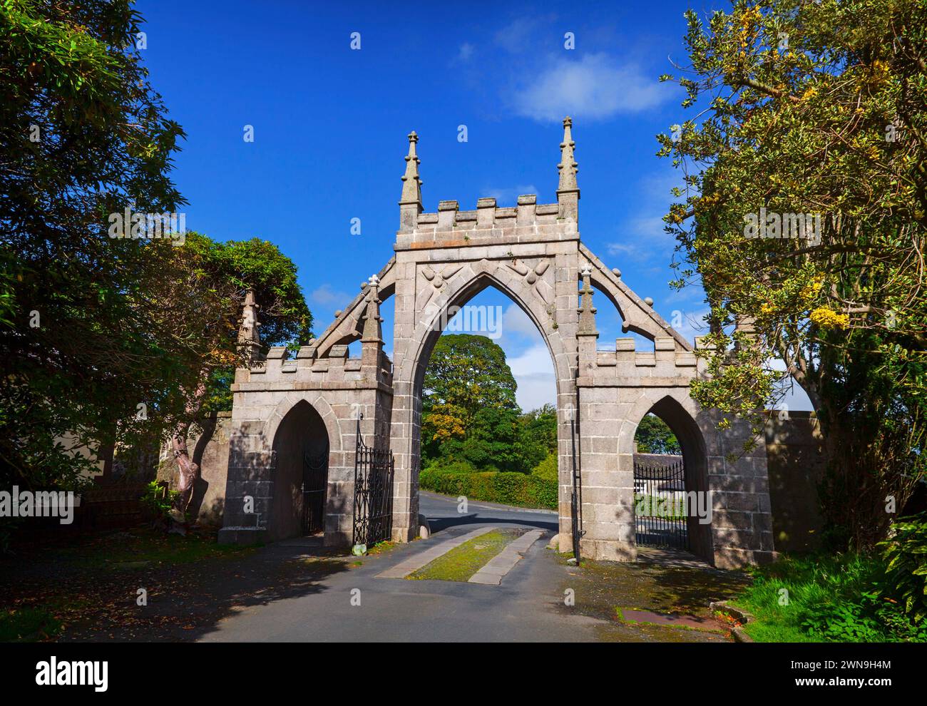 Il Bryansford Gate nel Tollymore Forest Park nella contea di Down, Irlanda del Nord Foto Stock