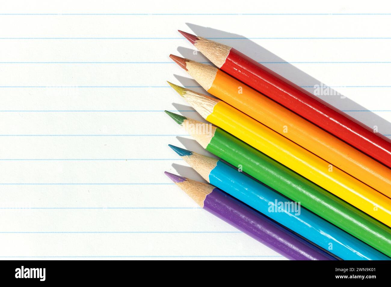 Bandiera Pride creata da un gruppo di matite colorate su carta rivestita di bianco. Copia spazio Foto Stock