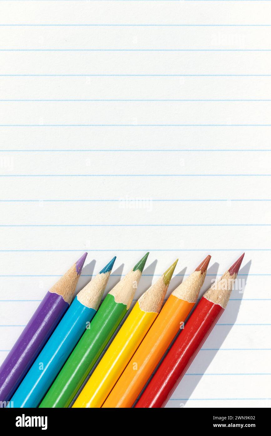 Bandiera Pride creata da un gruppo di matite colorate su carta rivestita di bianco. Copia spazio Foto Stock