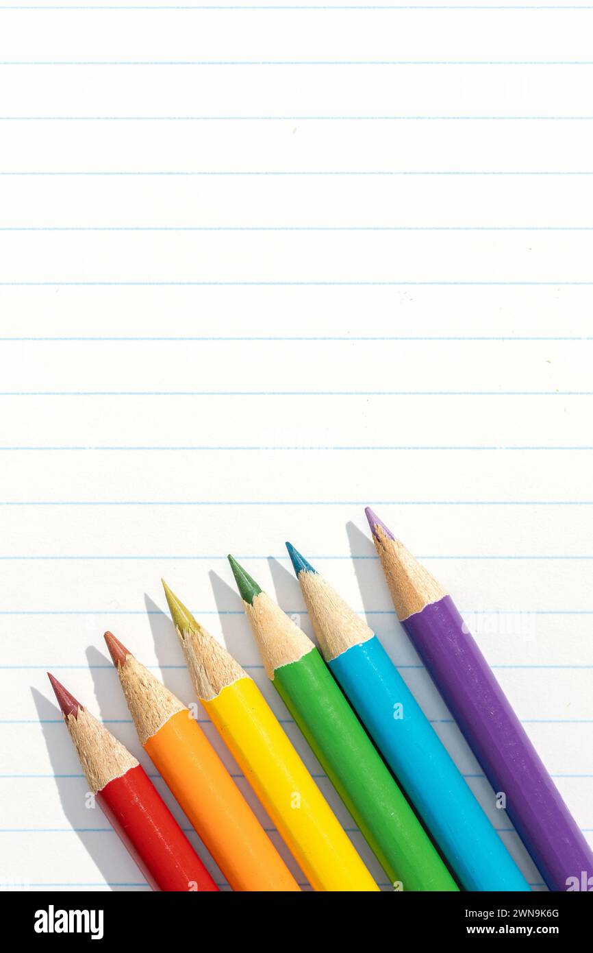 Matite colorate disposte in una formazione simile alla bandiera dell'orgoglio. Copia spazio Foto Stock