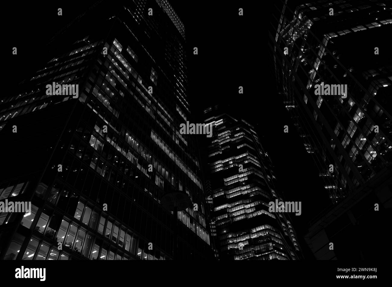 Potente paesaggio architettonico monocromatico astratto di uffici Sky-scraper illuminati di notte su Bishopsgate vicino a Liverpool St, City of London Foto Stock