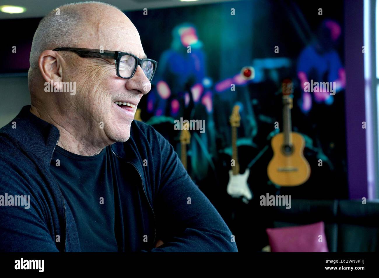 Mark Knopfler, star dei dire Straits, durante una visita al reparto Teenage Cancer Trust, al Royal Victoria Infirmary, Newcastle. Data foto: Venerdì 1 marzo 2024. Foto Stock