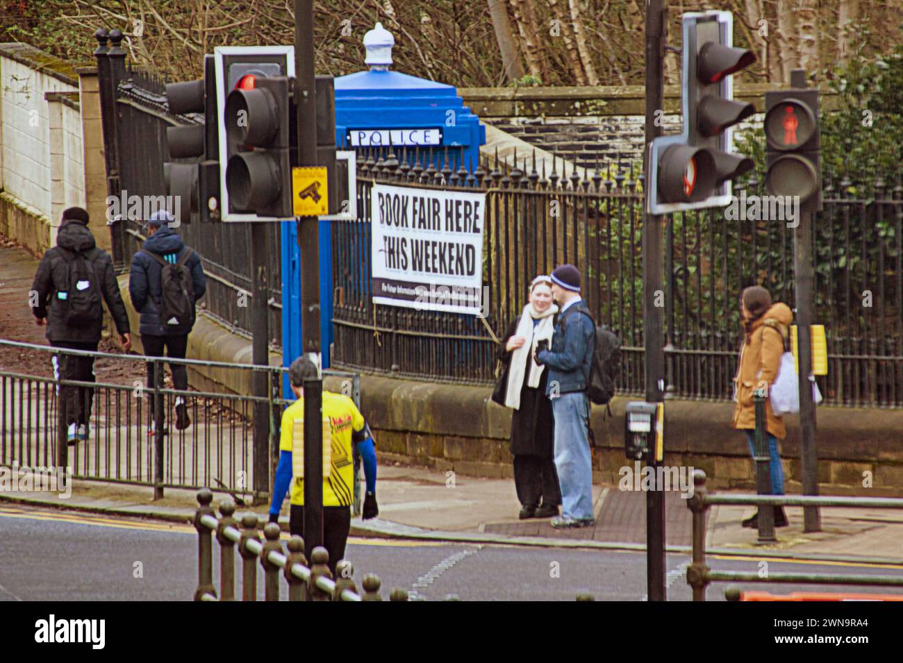 Glasgow, Scozia, Regno Unito. 1 marzo 2024: Regno Unito Meteo: Giorno di sole ha visto gente del posto e turisti giardini onbotanici attraversare per byres Road. Credit Gerard Ferry/Alamy Live News Foto Stock